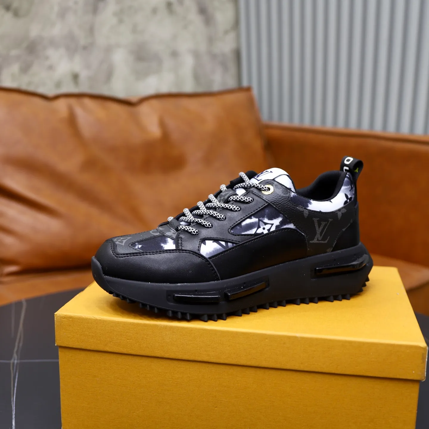 Ex-factory price: 462💰🙅‍♂️🙅‍♂️🙅‍♂️ Brand: LV Louis Vuitton Standard code: 38-44 (45 customized) Grade: Same as the official website Material: Original material splicing Comfortable and breathable lining Lightweight and wear-resistant sports outsole Style category: Men's fashionable casual shoes Running sneakers Distinguished luxury brand elements Top luxury Color: actual picture color